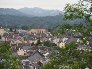 38. De stad Oloron met de kathedraal, gezien vanaf de GR653