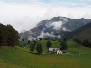 10. In de verte zweven wolken boven Lescun