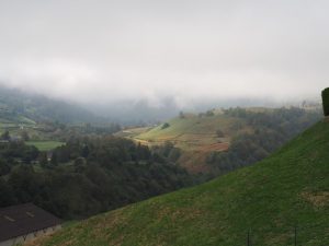 25. De wolken boven Lescun hangen er nog steeds rond lunchtijd. Maar goed dat wij de bergen niet in zijn gegaan, zoals op de GR10 de andere kant op