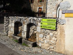 32. In Franse dorpjes zie je vaak ergens (berg)water stromen, zoals in deze waterbak in het centrum van het doprje