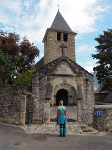 33. Natuuuuuurlijk sleep ik Harco mee naar de kerk in Lescun. Jammer, de deur zit op slot. In Noorwegen bel ik rustig aan bij de koster en vraag of de deur open mag, maar mijn Frans is daar niet tegen opgewassen