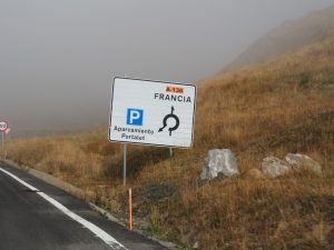 3. We rijden nog even in Frankrijk, naarstig op zoek naar wandelgebied waar de wolken in de hemel hangen en niet op de grond