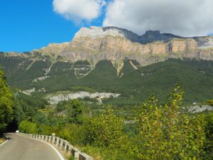 16. Vanaf weg N2060a zien we de achterkant van de Cirque de Gavarnie. Op onze wandeling op maandag de 10e staan we op de grens boven op de berg. Cliffhanger!