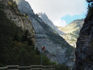 19. Hier loopt de GR11, een beroemd wandelpad dat zich niets van grenzen aantrekt, behalve dat haar naam kan veranderen in bijv. GR10