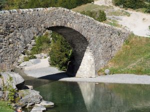 26. De GR11 begint over dit gerestaureerd bruggetje uit de oudheid, dat naast de camping ligt