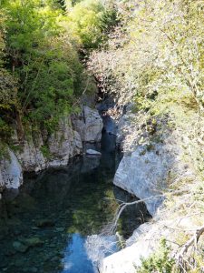 28. We lopen richting de canyon, waar in andere tijden water gutst en driftig geraft wordt 