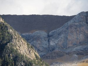 33. Het lijkt een onnatuurlijke berg of een stuwdam, maar het is de achterkant van een berg, hoor!