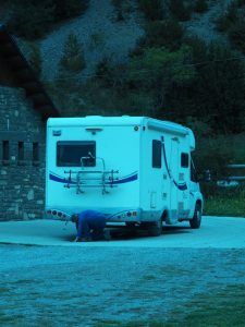 3. De dag waarop ik eindelijk "mijn" ijsblauwe bergmeer zag, begon met een kleine ergernis. Deze camper stond nét buiten het terrein van de camping, maar kwam de volgende dag wél alles lozen. Vermoedelijk heeft hij er wel een paar euro voor betaald, maar toch...