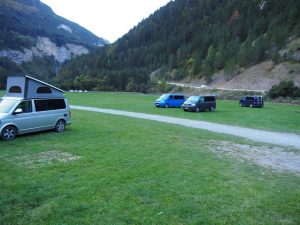 4. Leuker is deze foto. Hoe meer lange afstandslopers zich verzamelen, hoe meer VW-busjes er staan! Meestal zonder "dakkie". Op San Nicolás de Bujaruelo aan de GR11 en GRT30 stonden er doorgaans 4!