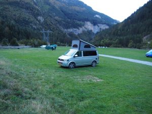 5. Harco gaat nog ff naar onze VW-buuf om te vragen of de reparatie nu gelukt is. Ja, het water zit nog in de auto. Hij vertrekt het dal in en wij te voet naar de GRT30