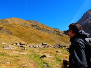 24. We zijn inmiddels van het GRT30-pad af en lopen over een stippellijntje op de kaart richting Ibán de Lapazosa. Dat ijsblauwe bergmeer op Spaanse bodem