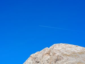 29. Wij horen "aaah en oooh" uit het vliegtuig komen dat over de Pyreneeën vliegt