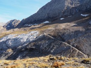 45. Aan de overkant zien we het flink betreden GRT30-pad, maar dáár hebben wij niks aan. Blijken we toch nog wat aan onze alpineski-techniek te hebben... we roestjen zigzaggend naar beneden. Puf