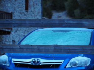 4. Het wordt serieus krabben voor de GR11-lopers die bij de Refuge hun auto hebben laten staan. Het ijs druipt langs de zijkant van het raam. Leve de mummies (van BEVER)