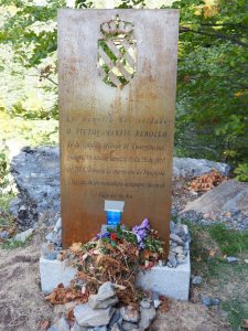 10. Een triest memorial. Een redder komt in het voorjaar van 2016 om, terwijl hij een toerist probeert te redden. Wij vermoeden dat het om iemand gaat die beneden in de rivier wilde komen om te "raften" in zijn overlevingspak met helm op. Het is de tendens (vind ik) om tijdens vakanties het steeds spannender te maken. Normaal is niet goed genoeg. Maar wie betaalt de hoogste prijs. De redder?