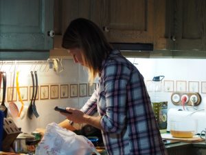 4. Zus Margreet is in der keuken aan het multi-tasken