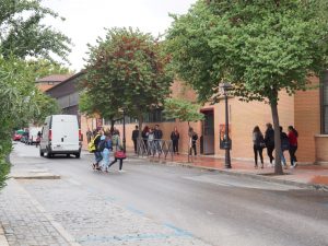 4. Alcalá is de oudste universiteitsstad van Europa. Je struikelt over de studenten. Deze vliegen om 11 uur één van de vele universiteitsgebouwen in de stad binnen