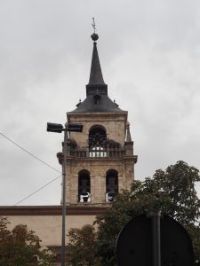 8. De toren van Catedral Magistral biedt ook plek voor ooievaars. Op een film in het museum in de kathedraal zie ik hoe meerdere koppels één jonge per stel voeden boven op de toren