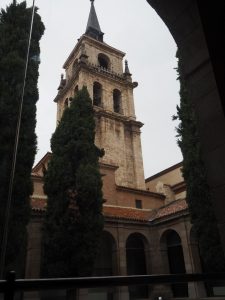 14. De kerktoren van de kathedraal vanuit de binnenplaats gezien