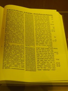 27. Negen van de tien keer spreekt een Spanjaard geen Engels. En nu vind ik in de kathedraal een drietalige bijbel? De Biblia Poliglota uit 1520, om precies te zijn