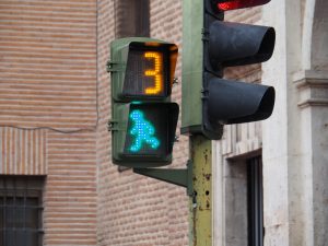 38. Ik ben óók blij te maken met een stoplicht. Dat groene mannetje loopt snel als hij nog oversteektijd heeft, maar gaat langzamer lopen als er nog maar een paar seconden over zijn. De latste seconde stopt hij met lopen en wordt rood, zie volgende foto ;-)