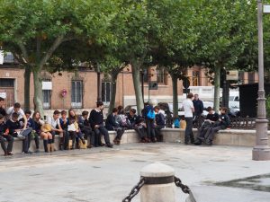 52. Spaanse scholieren in uniform op het Cervantes-plein, verdacht dicht bij Mac Donalds, de cultuur-barbaren