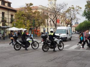 52. Net als in Madrid houdt de politie de boel scherp in de gaten! Meneer agent keek wat bozig naar mij, maar ik heb lief terug gelachen :-)