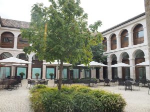 55. Ik kreeg het advies om zoveel mogelijk in gebouwen te duiken, om een vleugje geschiedenis mee te pikken. Dit is de gerestaureerde binnentuin van hotel Paradores uit Siglo XVI. Gewoon tussen de dure dames en cocktails schuifelen op mijn bergschoenen!