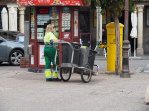 62. Spanje is vaak oud en vervallen, maar... altijd schoon! In de meest vervallen straatjes in bijv. bergdorpjes sijpelt 's morgens sopwater over de straat. 