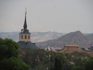 54. Vanaf ons balkon hebben we een schitterend uitzicht, zoals hier op de toren van het convent en de bergen die bijna op loopafstand liggen. Tussen deze bergen en het centrum ligt nog een mooi natuurgebied. Ik kan een fiets huren....