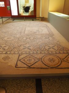 9. Dit is een mozaïekvloer uit het Complutum (heb geduld, dat blog komt écht nog wel al moet ik er nog uren voor graven in mijn fotobestanden). Het is het "Mosaic de Zeus y Leda", uit Casa de Leda (haar huis dus), uit s. IV d.C. Dat is heel erg lang geleden. Goed bewaard gebleven!