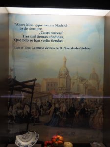 15. Aan het eind van mijn urenlange bezoek aan dit Museum, hangt deze tekst refererend naar Lope de Vega. Je weet wel, die schrijver waar een heel museum aan gewijd is in Madrid. Daar dook ik ook in en kwam met dikke fronsen op mijn voorhoofd er weer uit. Maar... dat was, omdat meneer Vega nogal een scheve schaats schaatste en daarom priester werd, zodat ie niet eindigde in de kettingen (de bak)