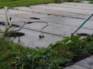 3. De gesloopte duindoorn lag op het onbebouwde perceel naast ons, maar daar zou maar zó narigheid van kunnen komen. Dus... ik spuit de bouwplaat zéér ordentelijk schoon in een ziltige mistige omgeving terwijl het donker wordt (om de sfeer helder te krijgen voor jou)