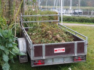 3. Dick biedt neemt zijn karretje mee, zodat wij het tuinafval op een ordentelijke manier naar de stort in Medemblik kunnen brengen