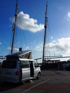 1. Onze VW-bus op de Gependam te Enkhuizen. Een daalders plekje!