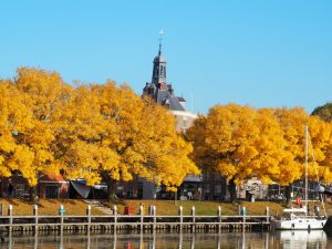 4. De Drom is verstopt achter de herfstkleuren. Het wordt hoogste tijd om weer te boeken voor verschillende optredens in de Drom. We zijn namelijk tijdens ons boot-wonen trouwe gasten geweest, maar daar kwam in dit voorjaar een kink in de kabel. We gaan de Drom-draad opnieuw oppakken!