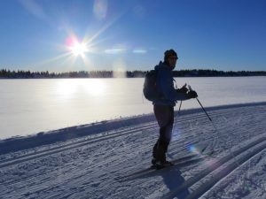 10. Dit is een mooi voorbeeld van het veegwerk van Skisporet. Er loopt een dubbelspoor heen en terug, soms zijn het twee dubbele sporen, zoals op de drukke stukken van de Birkerbeinerløype, die we op deze foto net verlaten hebben richting Sjusjøen. Je kunt uit het spoor stappen in het middenstuk, om de altijd snellere Noren te laten passeren of als je op die lange latten wilt schaatsen. Dan ga je harder...