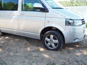 3. Koffietijd. We rijden, tot grote verbazing van een paar Fransen, het strand op bij Lac d' Aurielhan aan de D44 richting Mimizan. Daar duiken we de snelweg op naar Spanje