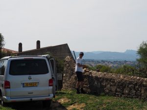 6. De VW-bus frummelen we ergens langs een muurtje, langs de Atlantische kust