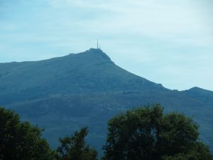 14. Wie weet komen we hier terug? Er loopt namelijk een wandeling naar de vuurtoren boven op deze berg. 