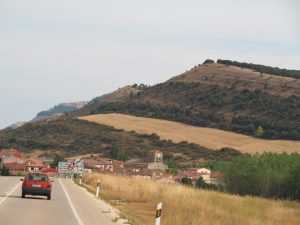 19. Platte dalen worden afgewisseld door glooiende akkers, op weg N234 richting Soria in Spanje
