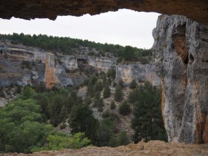 19. Een blik verder de kloof in vanuit een bijzondere boog in een berg. Daar moet een hele grote kei doorheen zijn geperst!