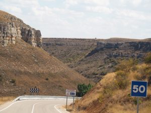 49. We tuffen verder op de SO152/132 naar de CM101 naar Guadalajara, waar we op een haar na een ree onder de auto krijgen. Ppppfffffff