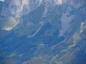 27. Heel in de verte in het andere dal zien we Refuge d'Arlet, de volgende gite aan de GR10. Wie weet een volgend jaar?