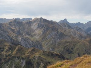 29. De grens tussen de Franse en Spaanse Pyreneeën is een ruig gebied