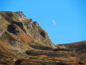 37. De maan cirkelt overdag nog om het hoekje