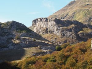 34. De weg loopt door een kloof richting de Spaanse Pyreneeën