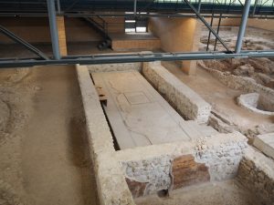 19. En toen viel ik bijna van de steiger van verbazing! Het Hippolytushuis had een toilet! Via pijpen kwam schoon water uit de rivier binnenstromen onder de toiletpotten door. Ja, men ging gezellig samen "op de doos", net als de Chinezen. Het vuile water werd aan de andere kant weer afgevoerd. Er was zelfs een bakje met stromend water, waar men de handen na de toiletgang kon wassen!