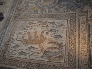 14. Bij het leggen van mosaic was tussen de 3e en 4e eeuw voor Christus de Afrikaanse stijl populair. Je ziet in mosaic uit deze tijd de visvangst en andere maritieme zaken terugkomen