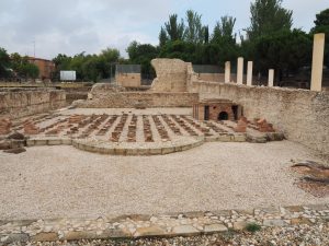 7. Hier waren de badruimtes. Het water werd opgewarmd door twee grote ovens